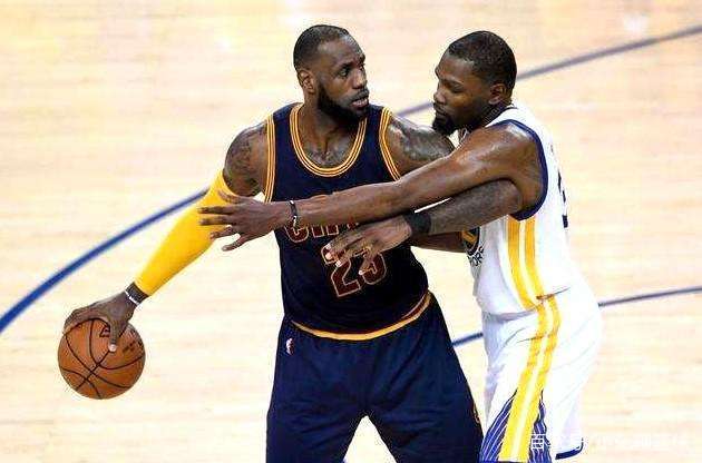 普拉蒂尼等尤文传奇与一线队见面，并参观海瑟尔惨案纪念碑（普拉蒂尼领衔尤文名宿与一线队会晤，致敬海瑟尔惨案纪念碑）