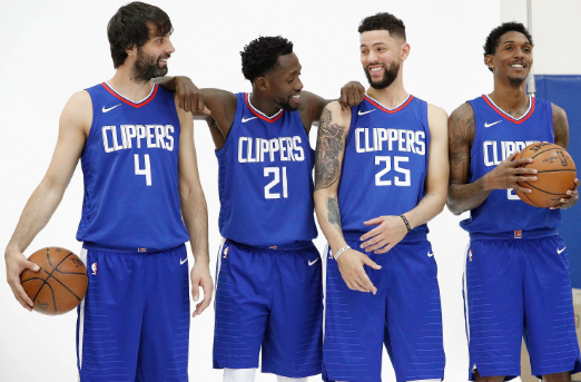 太阳报：B费夺冠面无表情，曼联球迷社媒盛赞他为称职队长（《太阳报》：B费捧杯仍冷面，曼联球迷在社媒齐赞其为合格队长）