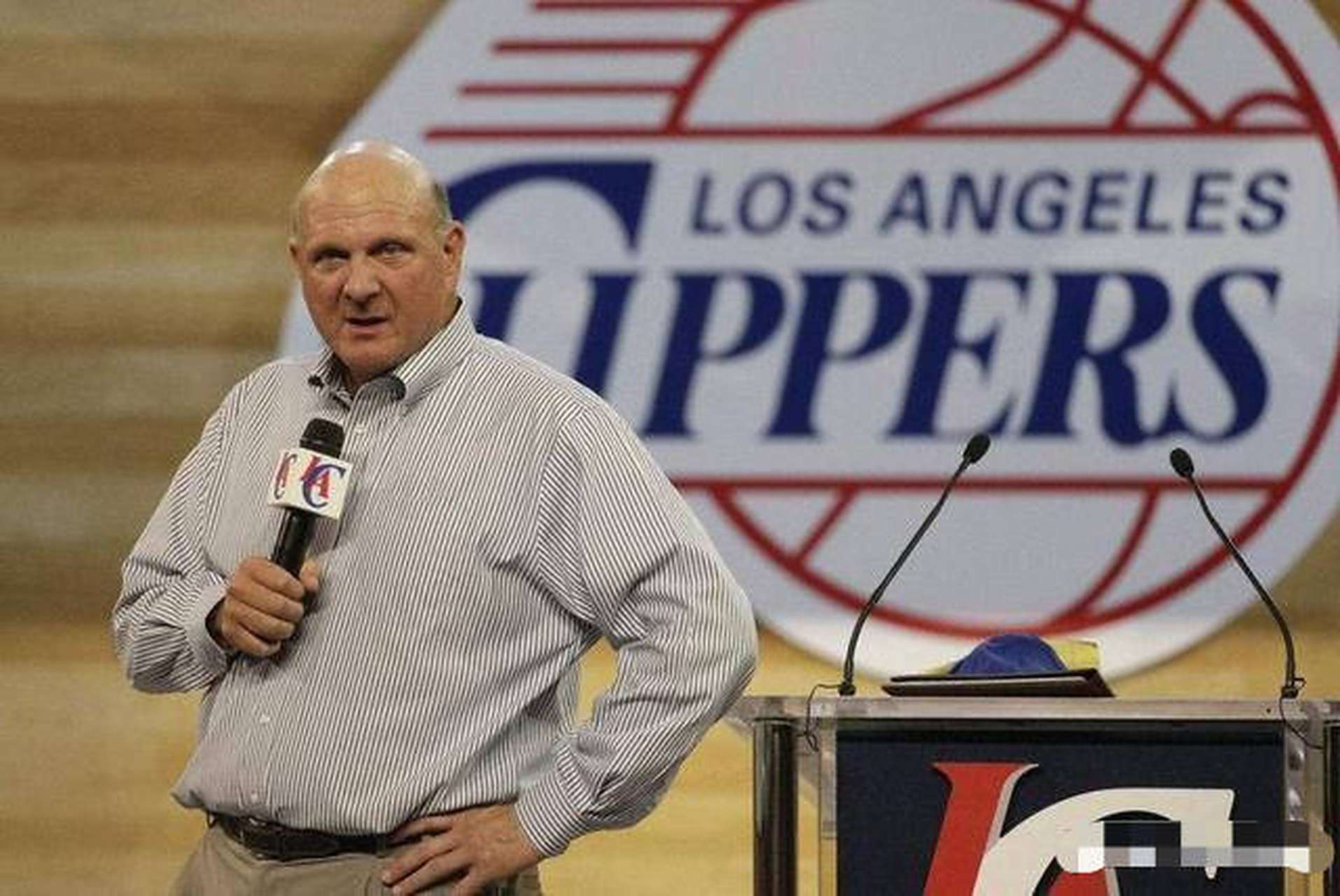 江苏节日！苏超决赛赛前南通队球迷场外集结为球队助威（江苏狂欢日！苏超决赛前南通球迷场外齐聚为队助威）