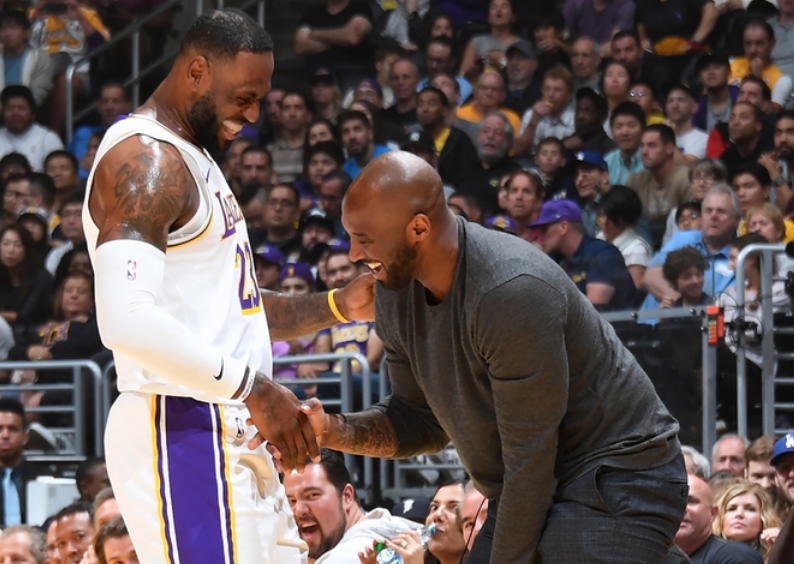 有惊无险，小麦和孔蒂所乘飞机警告灯误报导致飞机迫降（虚惊一场，小麦与孔蒂所乘航班因警报灯误报紧急降落）