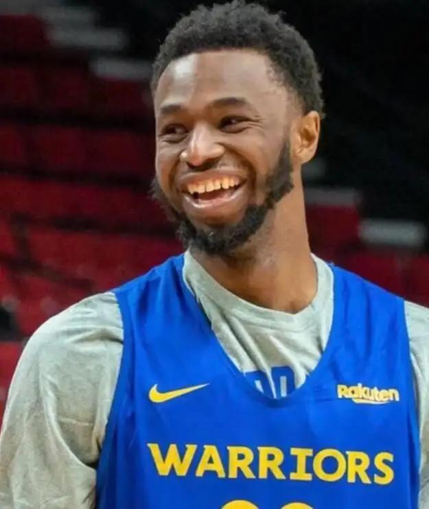 邮报：明年世界杯上下半场中段设强制补水时间，每次三分钟（邮报：明年世界杯上下半场中段将设三分钟强制饮水暂停）