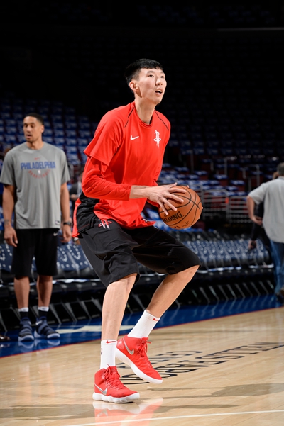 惨烈10连败！英格拉姆31+7+6场上想打瞌睡 双核缺席一人无力回天（苦吞10连败！英格拉姆31+7+6疲态尽显 双核缺席独木难支）